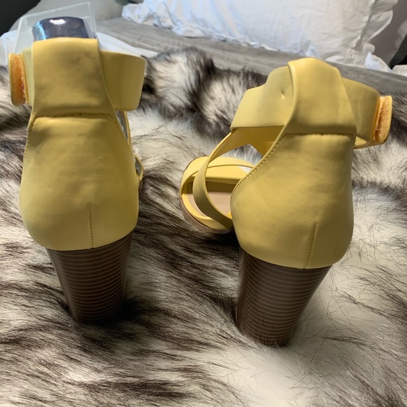 Simply Vera Wang yellow heels 8.5 - Picture 4 of 6